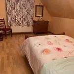לינה וארוחת בוקר Lucienne *